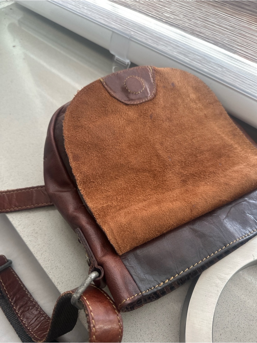 Men's Brown Leather Messenger Crossbody Bag with Adjustable Strap - Picture 3 of 5